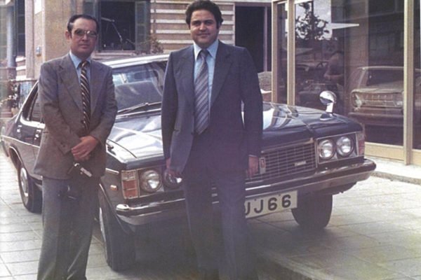 Ο Στέφος Στεφανίδης και ο κ. Α. Εκάουα, περιφερειακός διευθυντής της Sumitomo Corporation, έξω από τον τότε νεόκτιστο εκθεσιακό χώρο στη Λευκωσία, δείχνουν με υπερηφάνεια την εξαιρετική Mazda Roadpacer (1970).
