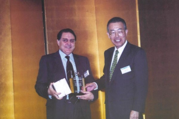 Το 2000 ο Στέφος Στεφανίδης με Γενικό Διευθυντή της Mazda Motor Corporation Tsuneo Matsubara στην έδρα της Mazda στη Χιροσίμα της Ιαπωνίας. Εκεί, ο κ. Στεφανίδης τιμήθηκε για την εξαιρετική απόδοση του Ομίλου στις πωλήσεις αυτοκινήτων Mazda.