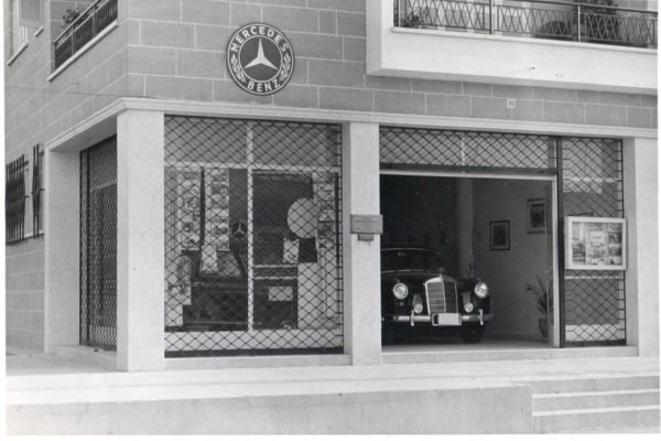 Άλλες εποχές. Γραφείο πώλησης αυτοκινήτων Mercedes (1955)