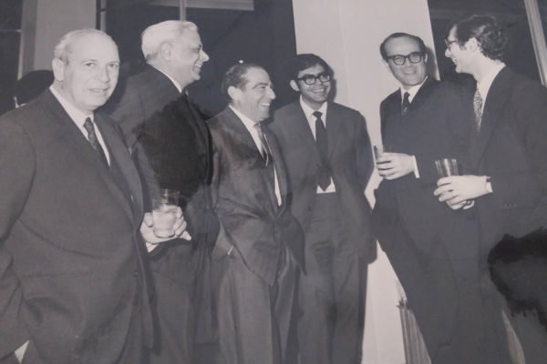 Χριστόφορος Παυλίδης (3ος από αριστερά) και Σπύρος Αραούζος (1ος από δεξιά) στα εγκαίνια του εκθεσιακού χώρου και συνεργείου στην οδό Φαίδρας στο Καϊμακλί (1969).