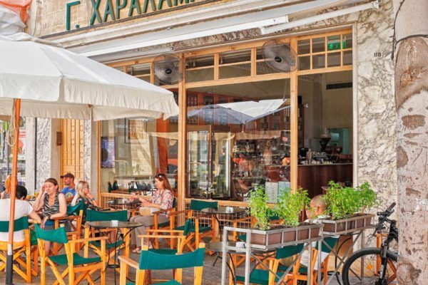 Όλα ξεκίνησαν από το μικρό κατάστημα της οδού Λήδρας. Σήμερα λειτουργεί ως καφετέρια. Ήταν ο χώρος που στέγασε το πρώτο καφεκοπτείο Χαραλάμπους.