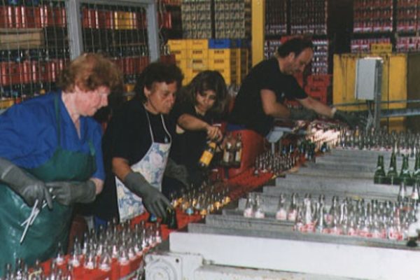 Εργάτριες διαχωρίζουν τα μπουκάλια λίγο πριν προωθηθούν για πλύσιμο και ξαναγέμισμα