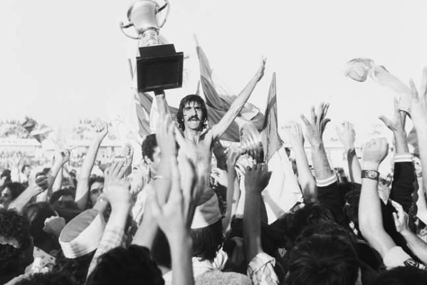 Ένας θρύλος του ποδοσφαίρου. Ο Ανδρέας Στυλιανού του ΑΠΟΕΛ με το Κύπελλο Coca-Cola.