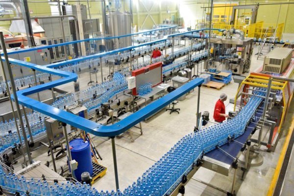 Το φυσικό μεταλλικό νερό ΚΥΚΚΟΣ είναι ανάμεσα στα προϊόντα της εταιρείας. Η φωτογραφία από το εργοστάσιο εμφιάλωσης του νερού.