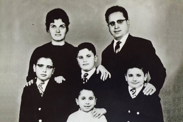 Η οικογένεια ήταν πάντα προτεραιότητα για τον Μιχαλάκη Ιακωβίδη. Στη φωτογραφία με τη σύζυγό του Δήμητρα Σωτηριάδου και τα τέσσερα παιδιά τους.