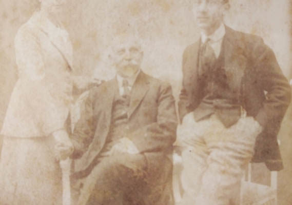 Όλα ξεκίνησαν τον περασμένο αιώνα, όταν ο Γεώργιος Παυλίδης αποφάσισε να δραστηριοποιηθεί στο εμπόριο. Στη φωτογραφία ο Γιώργος Παυλίδης με τη σύζυγό του Αθανασία και το γιο τους Χριστόφορο (1934).