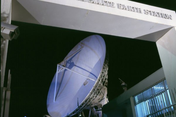 Η Cyta μέσω δορυφορικών και υποθαλάσσιων συνδέσεων έχει καταστήσει τη χώρα μας ένα αξιόπιστο τηλεπικοινωνιακό κόμβο. Στη φωτογραφία ο Δορυφορικός Σταθμός Αρχ. Μακάριος.