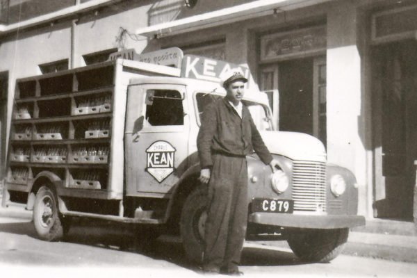 Ο Χριστοφής Χαραλάμπους ήταν ο πρώτος πωλητής της ΚΕΑΝ που προσελήφθηκε. Ήξερε να οδηγά και να μιλά Αγγλικά. Ήταν επίσης ο πρώτος που φόρεσε τη στολή και το πηλίκιο της εταιρείας.
