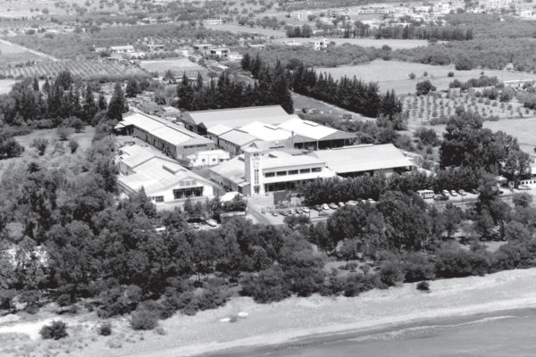 Το 1956 θεωρείται χρονιά – ορόσημο. Λειτουργεί το σύγχρονο εργοστάσιο της ΚΕΑΝ στη Λεμεσό σε μια περιοχή με λεμονόδεντρα. Ο Τάκης Χριστοδούλου ήταν ο πρώτος που παρασκεύασε χυμούς και αναψυκτικά από κυπριακά φρούτα.