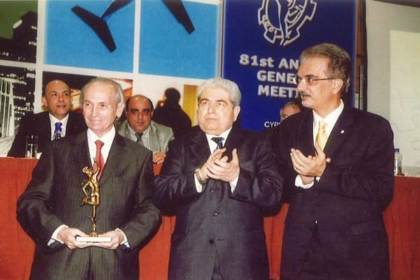 Ο Μ. Λεπτός βραβεύεται από το ΚΕΒΕ για την προσφορά του στην κυπριακή οικονομία.