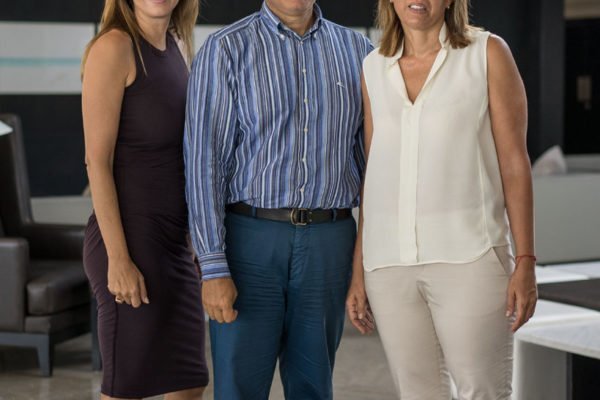 Ο Θάνος Μιχαηλίδης (CEO) μαζί με τις αδελφές του Νατάσα (Corporate Affairs and Communications Director) και Άννα (Director of Operations).