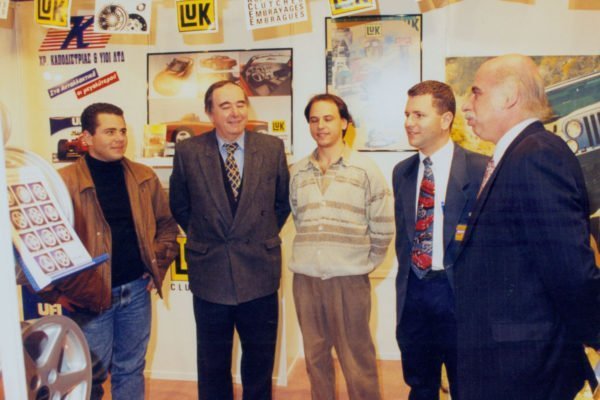 Συμμετοχή στη Διεθνή Κρατική Έκθεση το 1997. Μαζί με τον αείμνηστο Ουράνιο Ιωαννίδη, τότε Βουλευτή, διακρίνονται οι σημερινοί Διευθύνοντες Σύμβουλοι της εταιρείας, Κωνσταντίνος και Μάριος Καποδίστριας.c