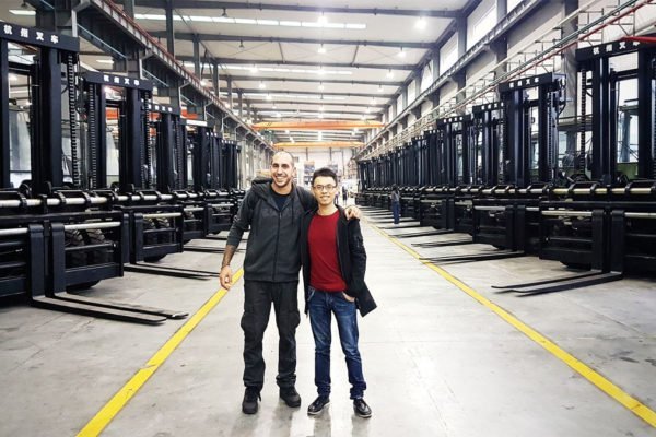 Ο Νικόλας Σκεμπετζής σε εργοστάσιο στην Κίνα.