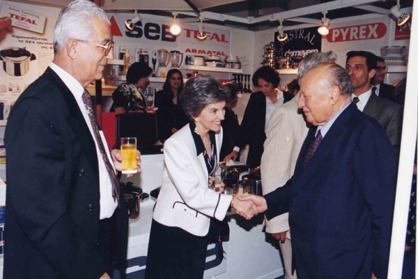 Επίσκεψη του πρώην Προέδρου της Δημοκρατίας Γλαύκου Κληρίδη στο περίπτερο της Εταιρείας στην Κρατική Έκθεση.
