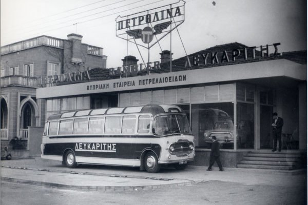 Λεωφορείο της Λευκαρίτη έξω από τα γραφεία που διέθετε στη Λευκωσία.