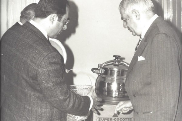 Αμέσως μετά το 1974 τα εργοστάσια SEB-TEFAL, διά του αντιπροσώπου τους Λάμπη Γ. Κωνσταντινίδη, δώρισαν στο Κυπριακό Κράτος, για τις ανάγκες των προσφύγων και νοσοκομείων αριθμό χυτρών ατμού.