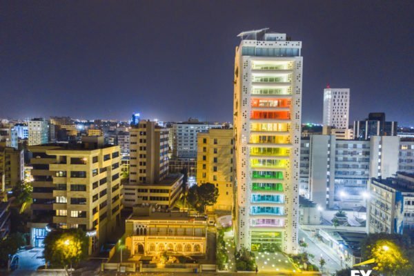 Φωταγώγηση του κτιρίου της ΕΥ Κύπρου στα χρώματα της σημαίας του pride.