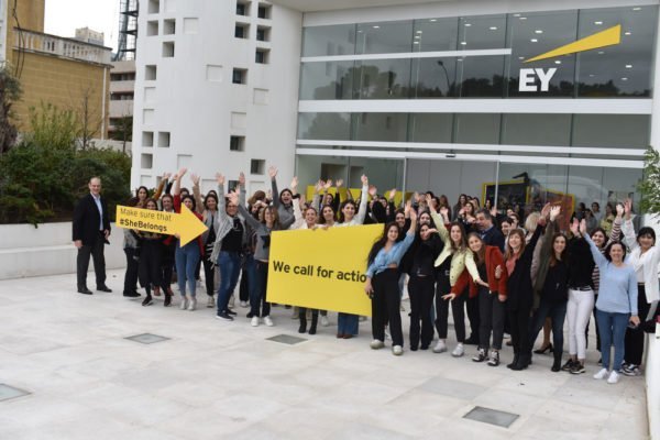 Με το σύνθημα “#SheBelongs”, στο προαύλιο του γραφείου της ΕΥ Κύπρου στη Λευκωσία, γιόρτασαν στην εταιρεία την Παγκόσμια μέρα της Γυναίκας.